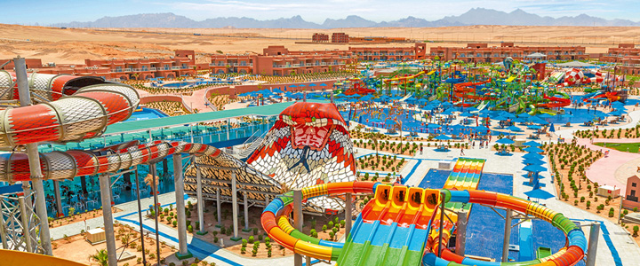 Blich von oben auf Pickalbatros Jungle Aqua Park Resort – Neverland in Hurghada in Ägypten, mit Landschaft im HIntergrund.
